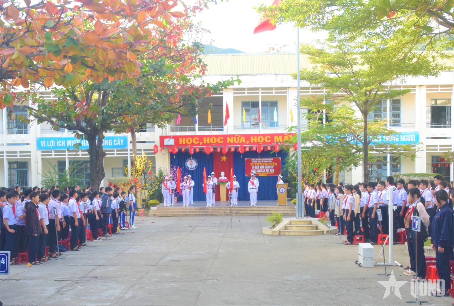 Học viện Hải quân tuyên truyền, giáo dục truyền thống cách mạng cho hơn 700 giáo viên, học sinh 